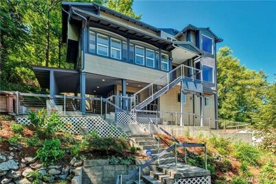 Moden West Seattle House in the Trees