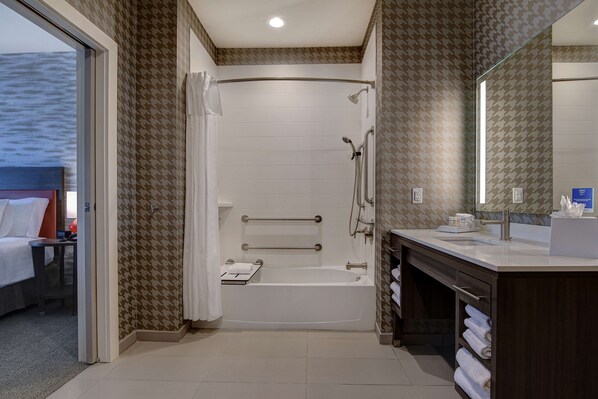 Une salle de bain moderne équipée d’une douche, de toilettes et d’un lavabo.