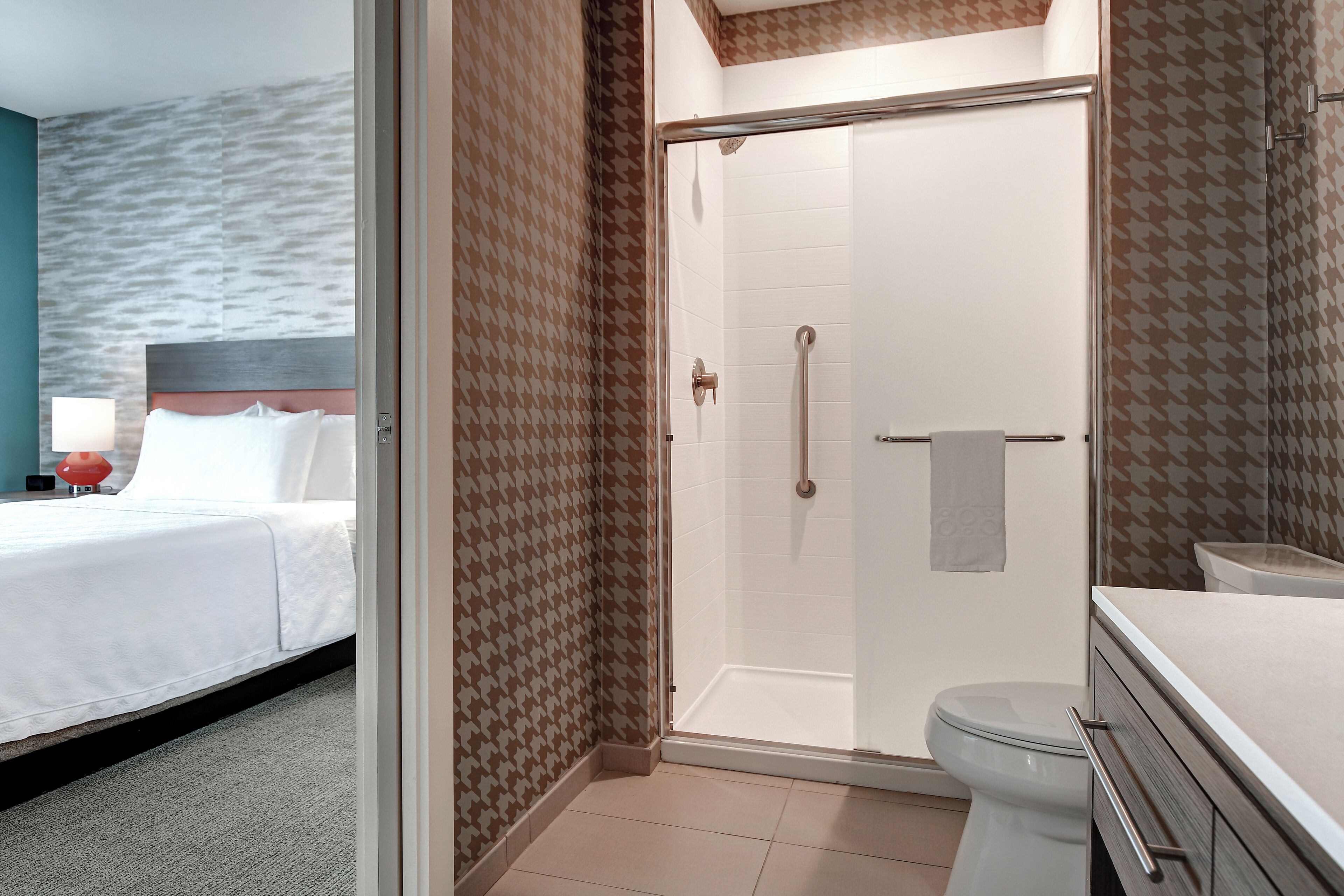 Secadora de cabello, toallas, jabón, shampoo 