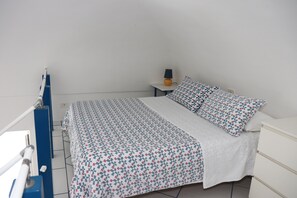 1 bedroom, travel cot, free WiFi, bed sheets