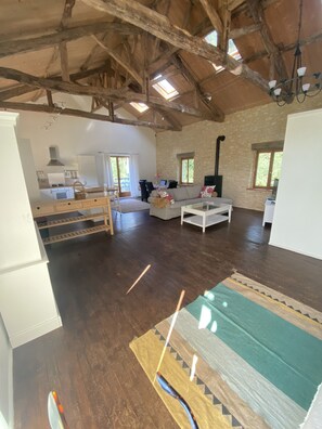 Smart TV, DVD player, table tennis, books