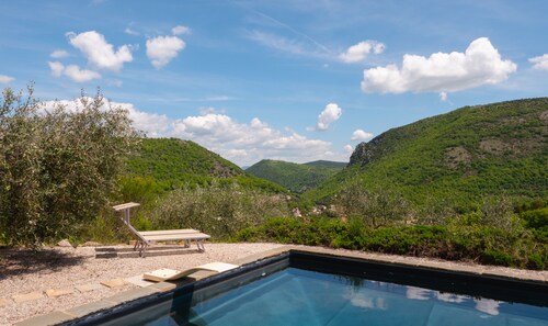 Relaxing Hillside Family Accommodation With Pool
