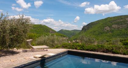 Relaxing Hillside Family Accommodation With Pool