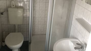Een haardroger, handdoeken, zeep, toiletpapier