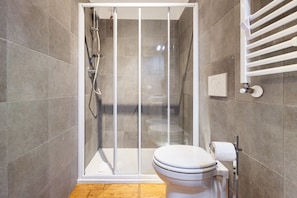 Apartment | Bathroom | Shower, rainfall showerhead, hair dryer, bidet