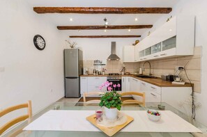 Kühlschrank, Mikrowelle, Ofen, Herdplatte