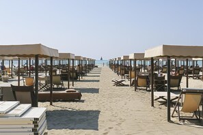 In Strandnähe, Liegestühle, Strandtücher