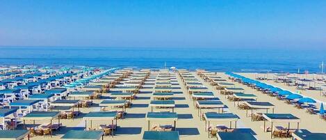 بالقرب من الشاطئ، كراسي للتشمس، مناشف للشاطئ