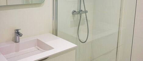 淋浴设施、吹风机