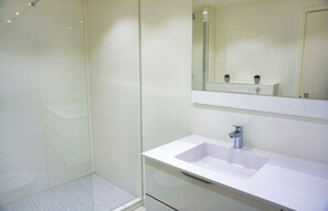 Bathtub, hair dryer - Palmes d'Or Properties - Ref LEM5D (Cannes)