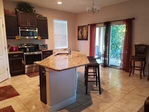 Private kitchen - Single family home, nearby beaches, 2 major malls, downtown and cigar bar (Tampa)