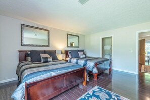 2 bedrooms, iron/ironing board, internet, bed sheets - Fairway Villa 1506 at Rumbling Bald (Lake Lure)