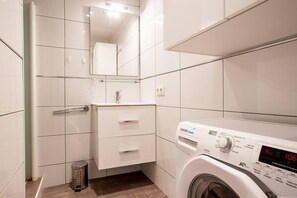 Dusj, hårføner, håndklær og såpe