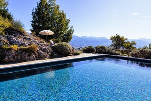 A clear blue pool with a view of mountains in the background. - La Fattoria Farmhouse with La Stalla Apartment (Sleeps 14, 7 Bedrooms) (Promiana, Molazzana, Lucca ,Toscana)