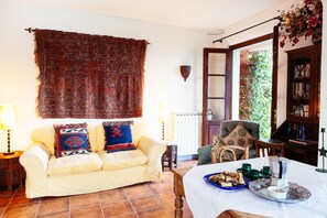 Lecteur de DVD, table de tennis de table, livres, vidéothèque