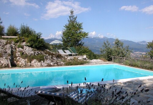 Farm house (Sleeps 10, 5 Bedrooms)