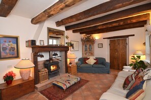 DVD player, table tennis, books, video library - Farm house (Sleeps 10, 5 Bedrooms) (Promiana, Molazzana, Lucca ,Toscana)