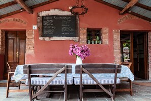 Outdoor dining - Farm house (Sleeps 10, 5 Bedrooms) (Promiana, Molazzana, Lucca ,Toscana)
