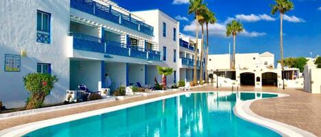 Una piscina al aire libre