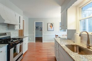 Fridge, microwave, oven, stovetop - Stay In Harwich This Summer, Prime Weeks Available (Harwich)