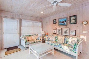 TV, offices - Stay In Harwich This Summer, Prime Weeks Available (Harwich)