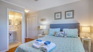 3 makuuhuonetta, työpöytä, silitysrauta/-lauta, vauvan matkasänky