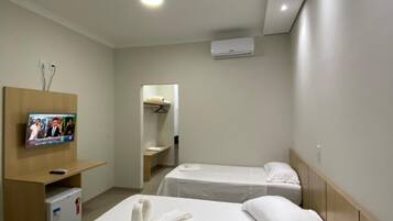 Minibar, escritorio, wifi gratis y ropa de cama