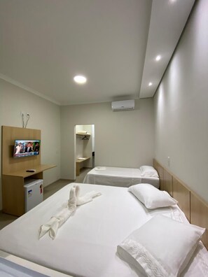 Minibar, desk, free WiFi, bed sheets - Hotel La Bello (Santa Fe do Sul)