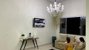 32-inch Smart TV with digital channels, TV, Netflix