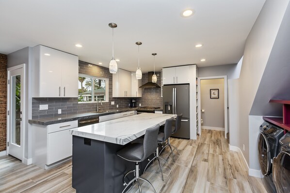 Jääkaappi, mikroaaltouuni, uuni, liesi