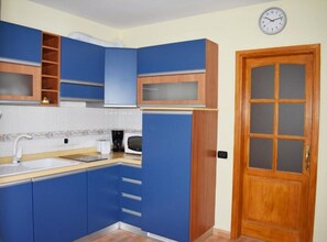 Frigorífic, microones, placa de cuina i cafetera i tetera 