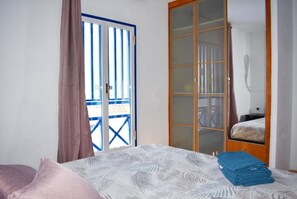 1 dormitori, caixa forta a l'habitació i planxa i posts de planxar 