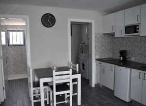 Réfrigérateur, micro-ondes, plaque de cuisson, cafetière/bouilloire