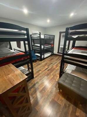 3 quartos, ferros/tábuas de passar roupa, Wi-Fi, roupa de cama