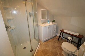 Regadera, secadora de cabello, toallas 