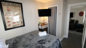 2 Schlafzimmer, Zimmersafe, Schreibtisch, Bügeleisen/Bügelbrett
