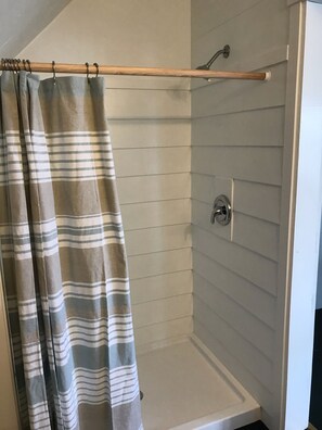 Kombinert dusj/badekar, hårføner og håndklær