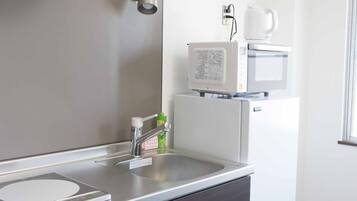 Room 201, Non Smoking | Private kitchenette | Fridge, microwave, stovetop, electric kettle