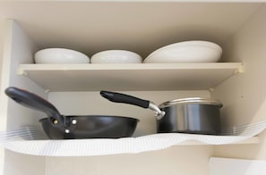 A kitchen shelf with cookware and white bowls. - Pal Terrace Fujimi (Urayasu)
