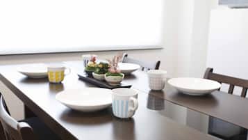 Room 202, Non Smoking | In-room dining
