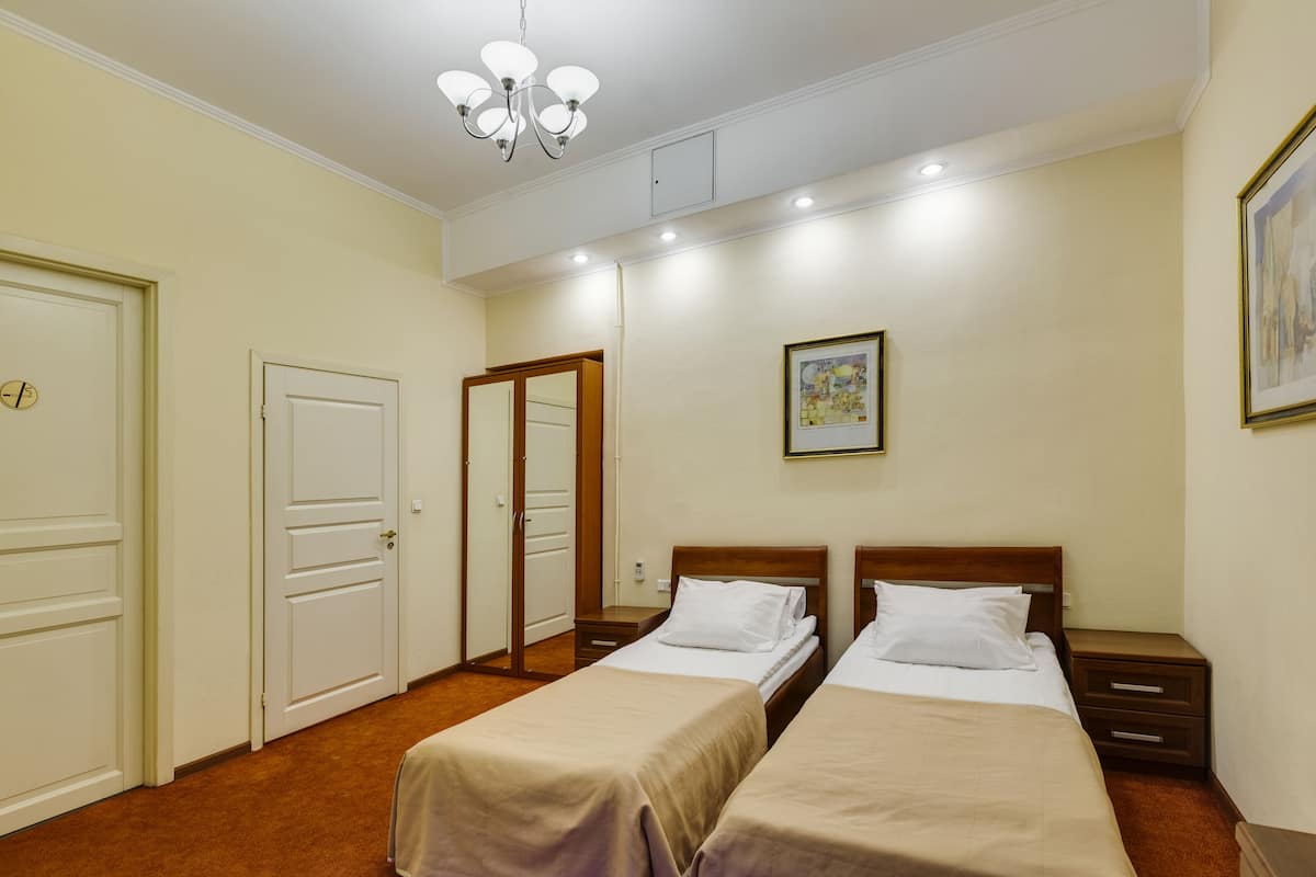 Habitación Confort con 2 camas individuales | Caja de seguridad en la habitación, escritorio y insonorización