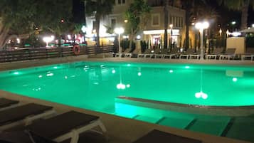 Una piscina al aire libre de temporada