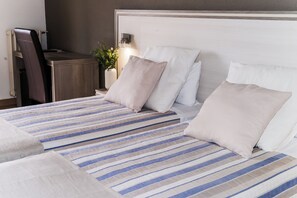 Habitación doble Deluxe, balcón, vista al mar | Minibar, caja de seguridad en la habitación y escritorio 