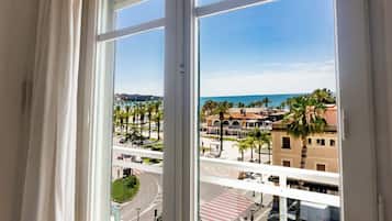 Habitación doble Deluxe, balcón, vista al mar | Minibar, caja de seguridad en la habitación y escritorio