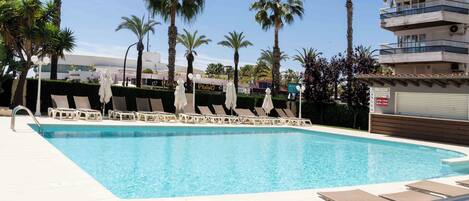 En säsongsöppen utomhuspool