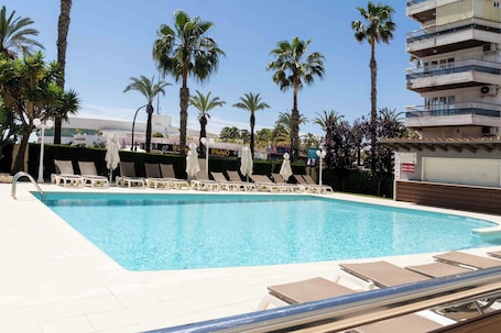 Seasonal outdoor pool. Hotel Planas