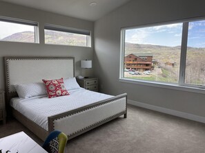 5 bedrooms, desk, free WiFi, bed sheets