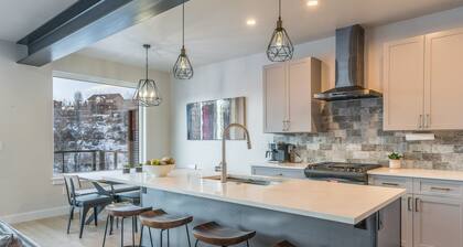 Luxury Home w/ Private Hot Tub & Large Deck! Great for Large Groups!