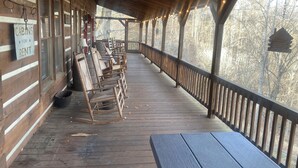 A covered porch with wooden benches and a sign indicating cabins for rent. - Lake View Lodge - Beautiful Year Round View of Center Hill Lake and Marina (Lancaster)