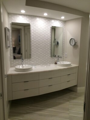 Doccia, asciugacapelli, asciugamani